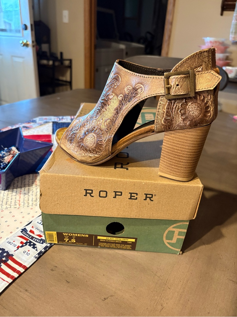 Roper Womens Floral Embossed Block Heel Sandal
